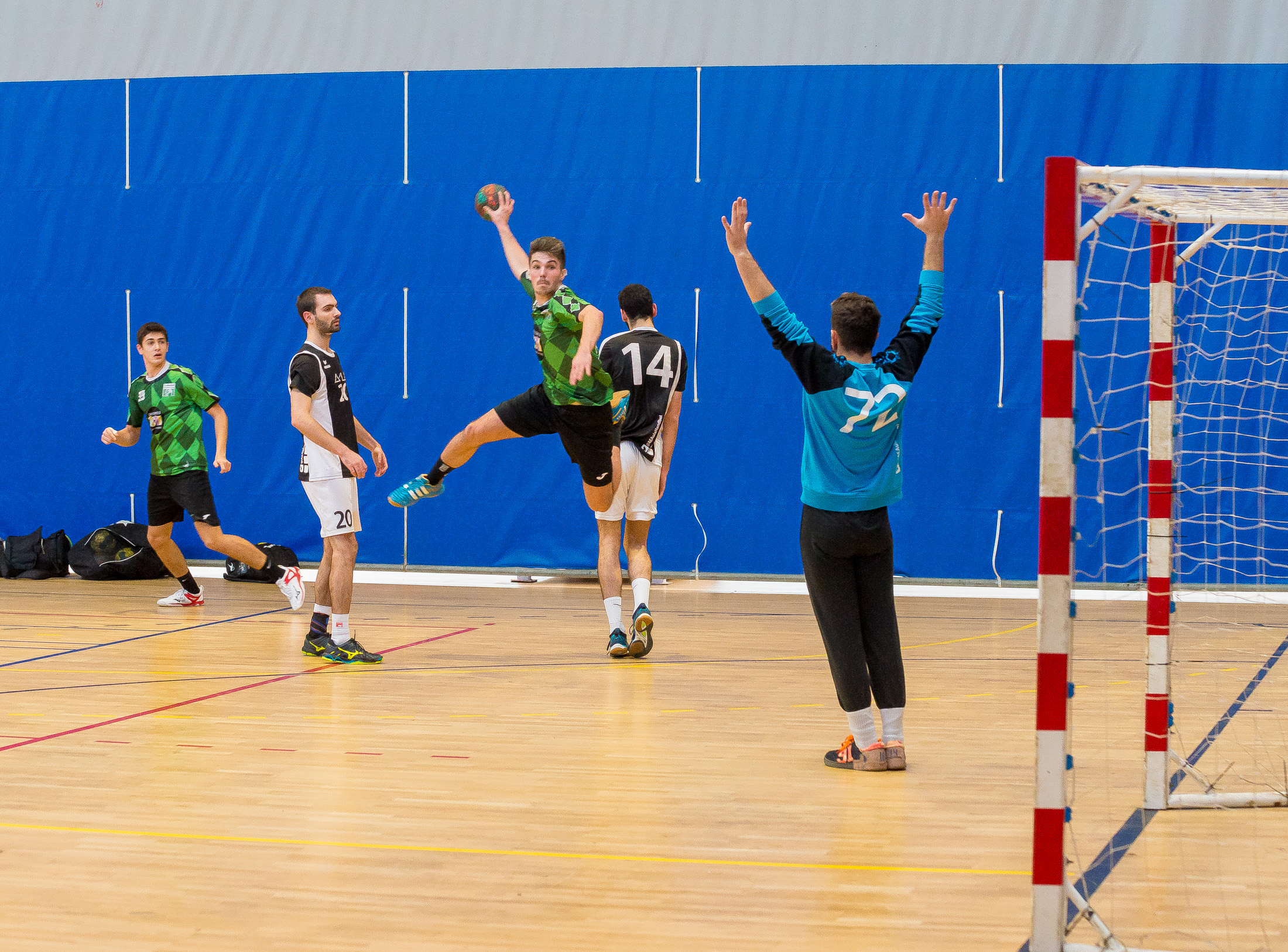 El Club Handbol Cerdanyola guanya a empentes i rodolons al cuer Terrassa