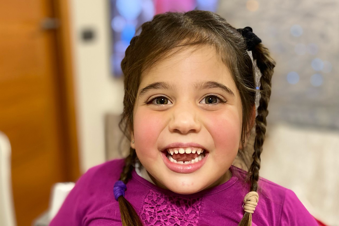La UAB busca una teràpia gènica per a l’Abril, una nena de 4 anys amb una malaltia ultrarara