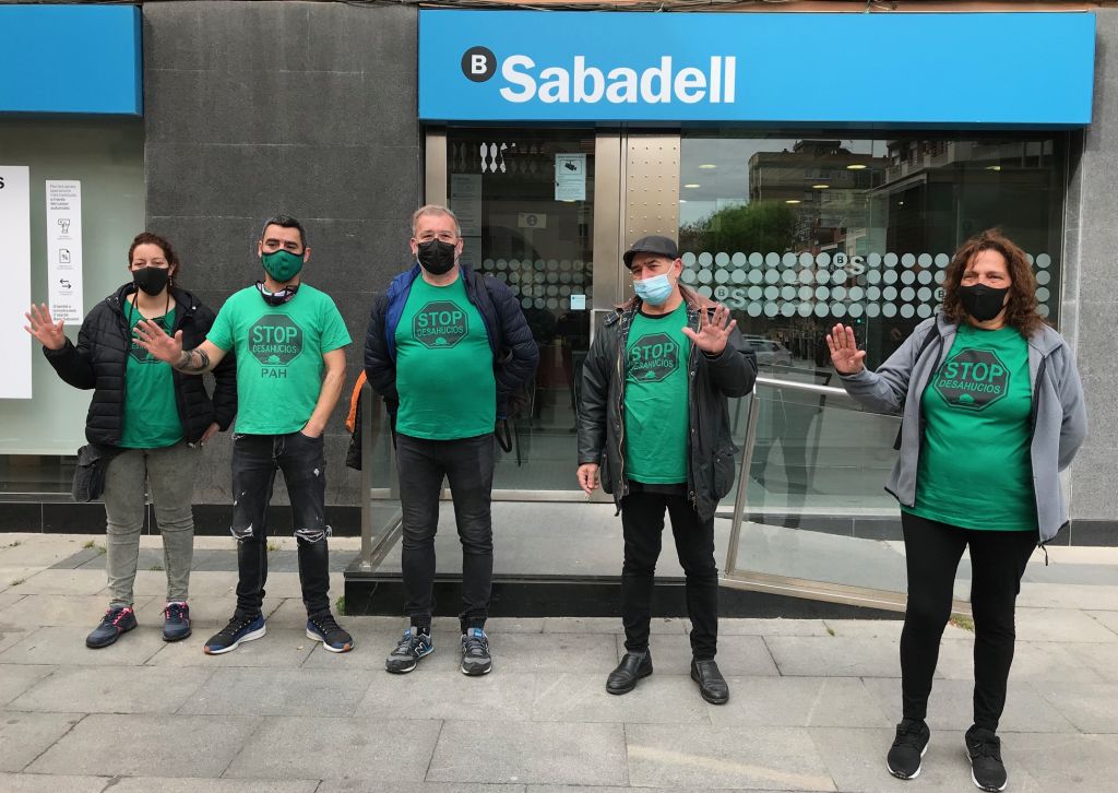 Les PAH Catalanes presenten les seves demandes a les oficines de Banc Sabadell - Solvia